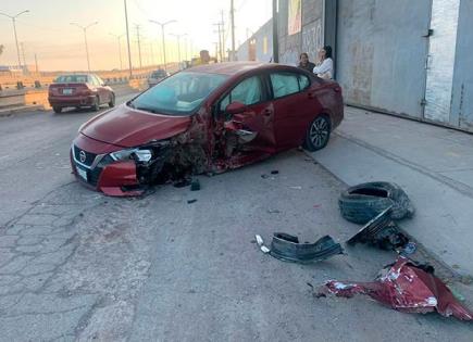 Carro se acaba al chocar en puente Peñasco