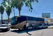 S&oacute;lo da&ntilde;os, tras choque de autob&uacute;s y sed&aacute;n en 20 de Noviembre