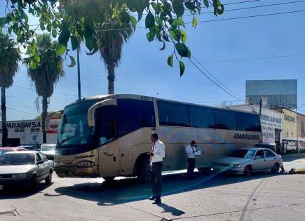 Sólo daños, tras choque de autobús y sedán en 20 de Noviembre