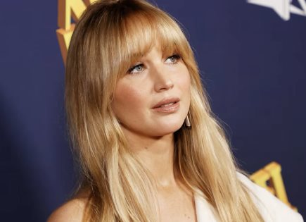 Jennifer Lawrence luce su embarazo en la premiere de Zurawski v Texas