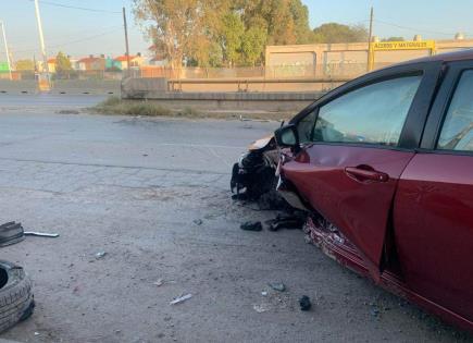 Destrozan auto en Periférico y puente a Peñasco