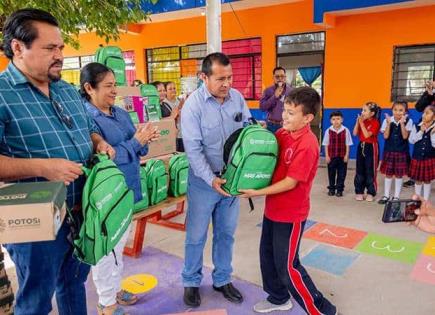 Reparten mochilas y zapatos a estudiantes