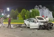 Conductor se estrella en base de Monumento a la Revolución Conductor se estrella en base de Monumento a la Revolución