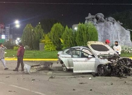 Conductor se estrella en base de Monumento a la Revolución