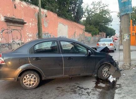 Conductor resulta golpeado al chocar contra un poste