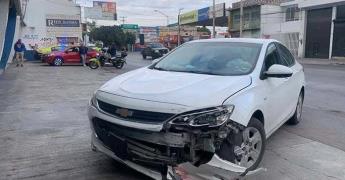 Se impactan dos autos en avenida Universidad