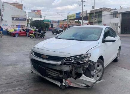 Se impactan dos autos en avenida Universidad