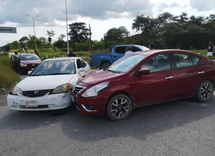 Colisionan dos vehículos en el entronque del Libramiento y la carretera libre Valles-Tampico