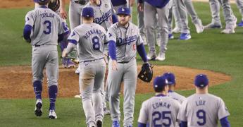 Freeman y Buehler impulsan a Dodgers, a un triunfo de la Serie Mundial