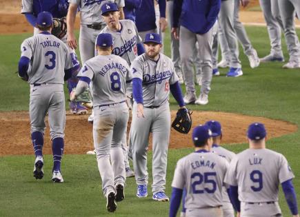 Freeman y Buehler impulsan a Dodgers, a un triunfo de la Serie Mundial