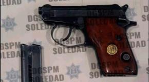 Mujer es sorprendida armada con una pistola