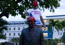 Activistas tiñen de rojo estatuas de expresidentes por insultos a Puerto Rico Activistas tiñen de rojo estatuas de expresidentes por insultos a Puerto Rico