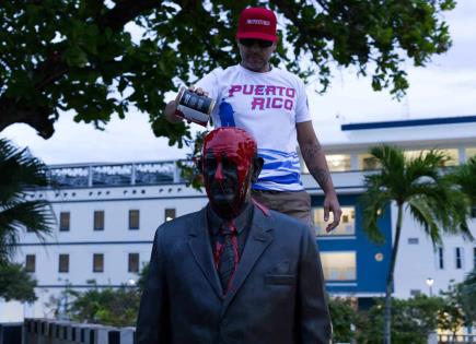 Activistas tiñen de rojo estatuas de expresidentes por insultos a Puerto Rico