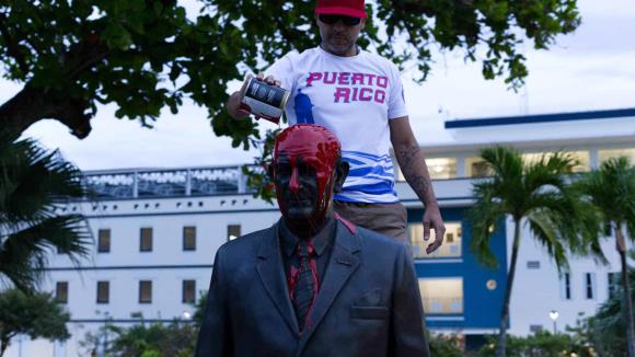 Activistas tiñen de rojo estatuas de expresidentes por insultos a Puerto Rico