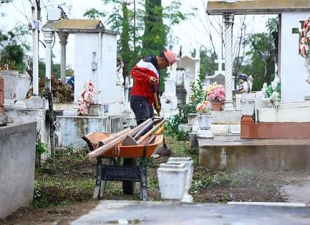 Limpian los cementerios para Día de Muertos