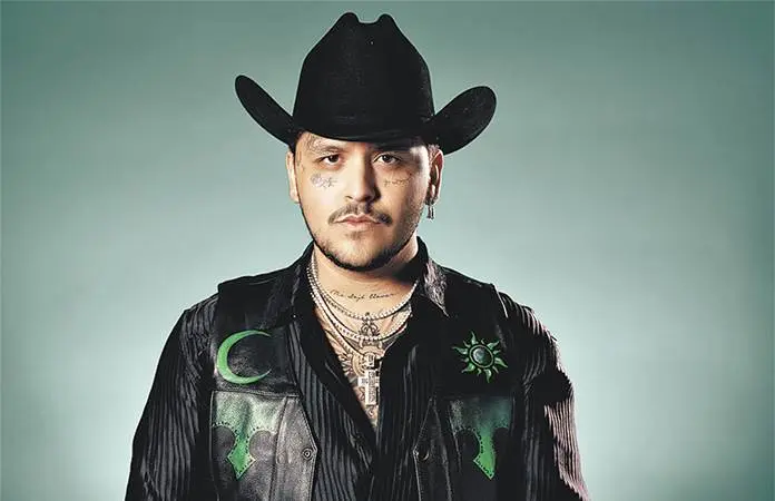 Christian Nodal sorprende a fan al besarle en concierto