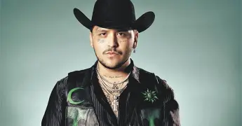Christian Nodal sorprende a fan al besarle en concierto