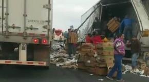 Video | Rapiña tras accidente de tráiler en la 57, cerca de Santa María