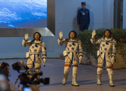 China lanza nueva tripulación a estación espacial para exploración espacial