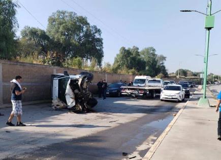 Fotos | Aparatoso choque con volcadura en Río Santiago