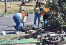 Trasladan a motociclista lesionado tras choque frente a HEB