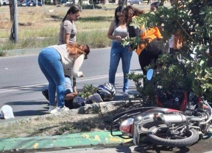 Trasladan a motociclista lesionado tras choque frente a HEB