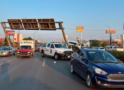 Roba camioneta la choca, resulta herido y lo detienen