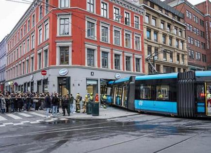 Se descarrila un tranvía y choca contra tienda en Oslo