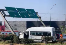 Tras presunto robo, choca camioneta de transporte de personal en la 57