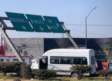 Tras presunto robo, choca camioneta de transporte de personal en la 57