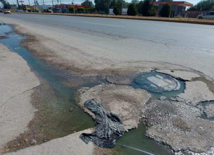 Desatienden brote de aguas negras en lateral de carretera a Matehuala