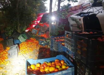 Camión tomatero vuelca en libramiento Valles-Tamuín