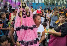 Celebran aniversario del altar a la Santa Muerte en Tepito