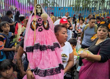 Celebran aniversario del altar a la Santa Muerte en Tepito