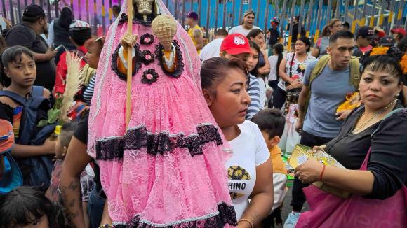 Celebran aniversario del altar a la Santa Muerte en Tepito