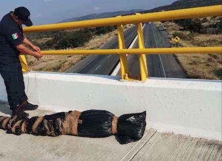 Encuentran bulto colgado en puente; resulta ser solo hierba