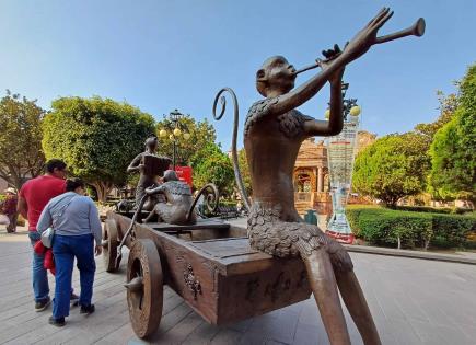 Obras de Alejandro Velasco embellecen Plaza de Armas