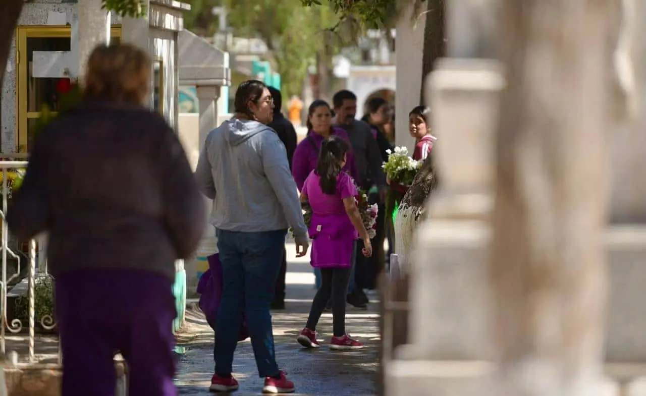 Esperan unos 3 mil visitantes en panteones de Villa de Pozos