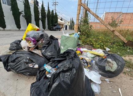 Basura se queda en calles de colonias de Villa de Pozos