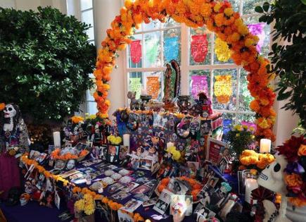 Celebran el día de muertos con altar en la Casa Blanca