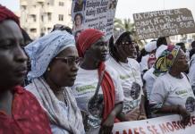 Mujeres senegalesas exigen justicia climática en marcha