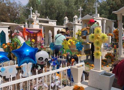 Fotos | Panteones de Soledad se llenan de visitantes, flores y música