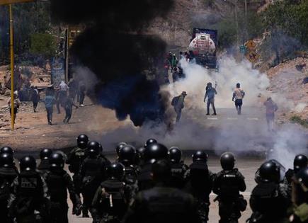 Policía despeja rutas en Bolivia