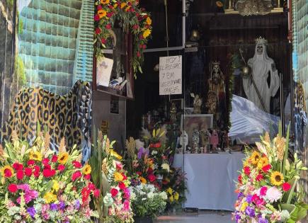 Miles veneran a la Santa Muerte en capillas de Soledad