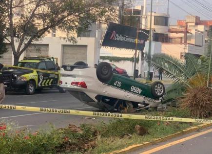 Video | Muere pasajero de taxi en choque y volcadura sobre Carranza