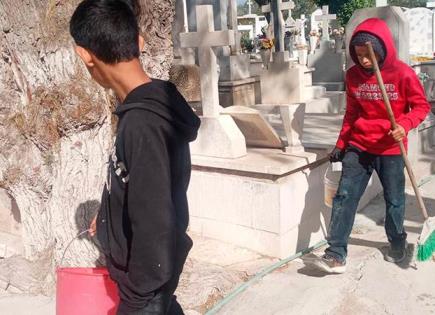 Niños trabajan en el panteón