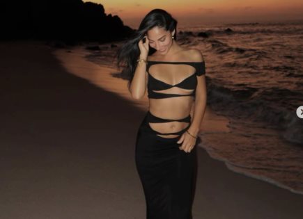 María Chacón deslumbra con un look playero elegante y audaz