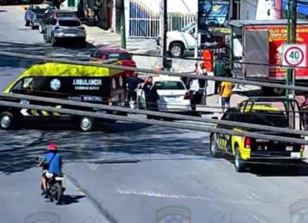 Policías apoyan a joven en labor de parto en un taxi