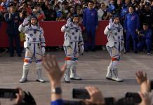 Regreso triunfal de astronautas chinos tras 6 meses en el espacio