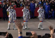 Regreso triunfal de astronautas chinos tras 6 meses en el espacio Regreso triunfal de astronautas chinos tras 6 meses en el espacio